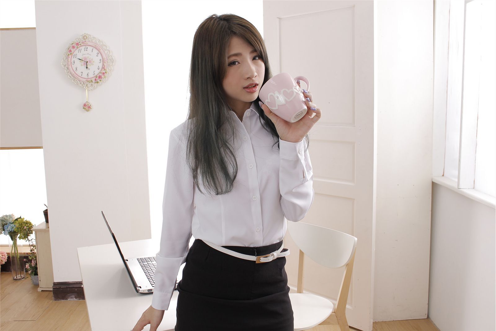 办公室里美艳诱人户外清新亮丽的OL