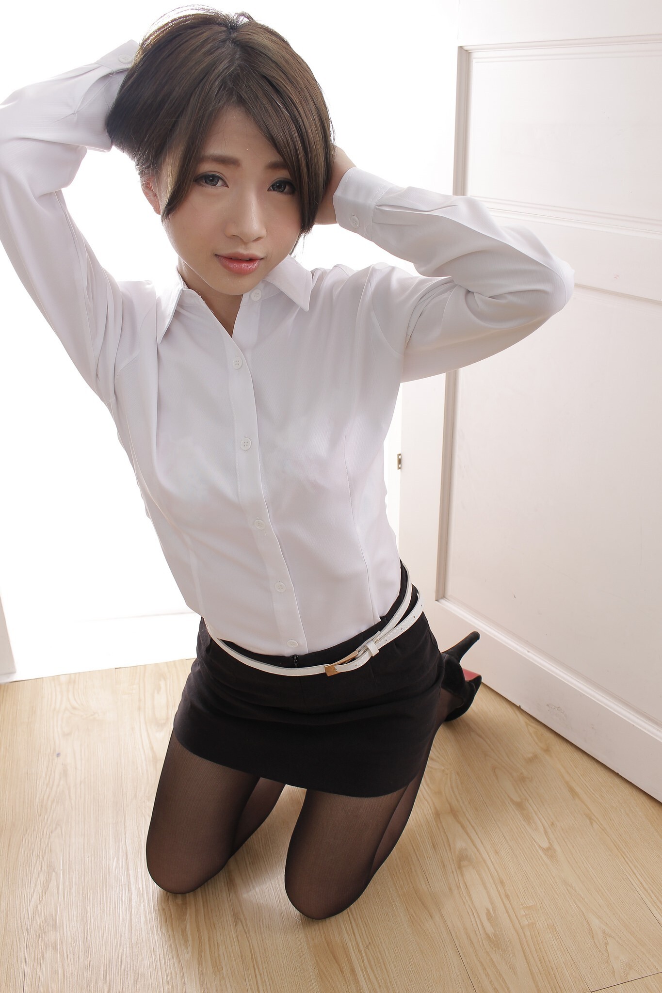 办公室里美艳诱人户外清新亮丽的OL