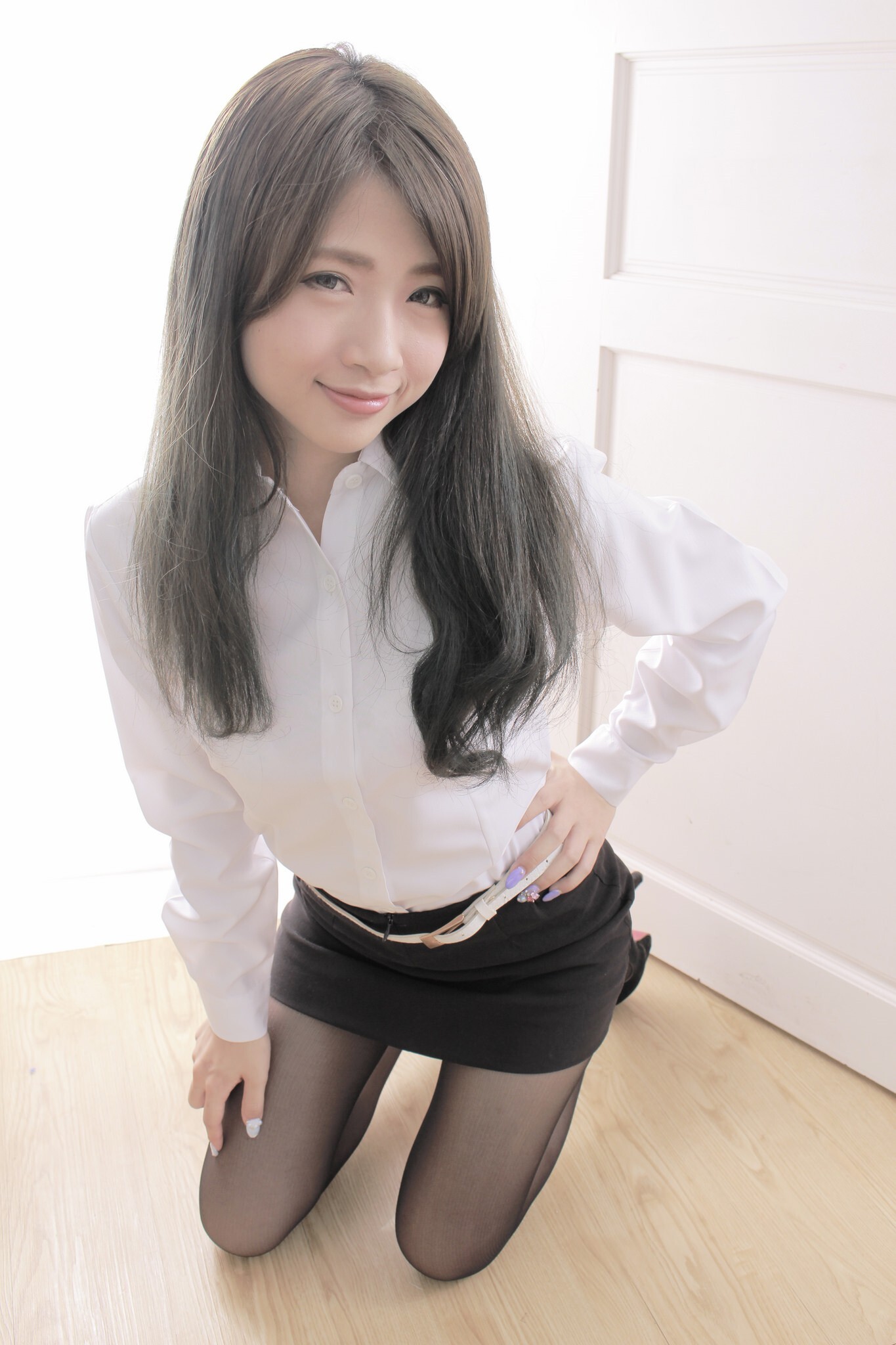 办公室里美艳诱人户外清新亮丽的OL