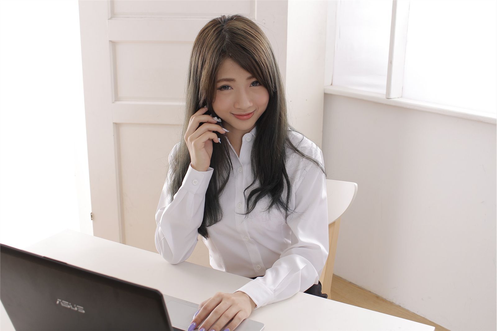 办公室里美艳诱人户外清新亮丽的OL