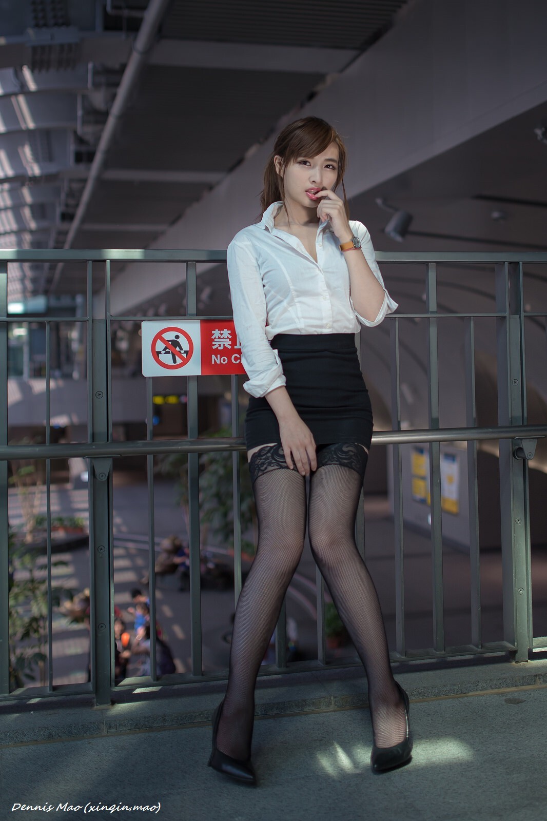 办公室里美艳诱人户外清新亮丽的OL