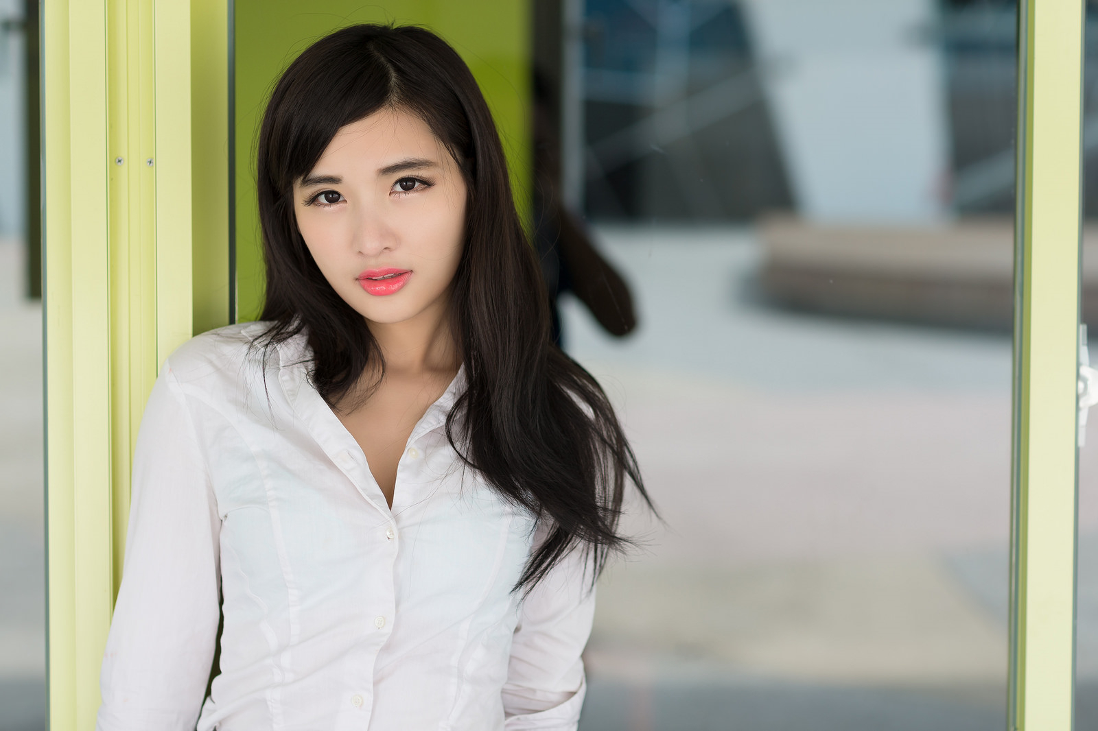 办公室里美艳诱人户外清新亮丽的OL