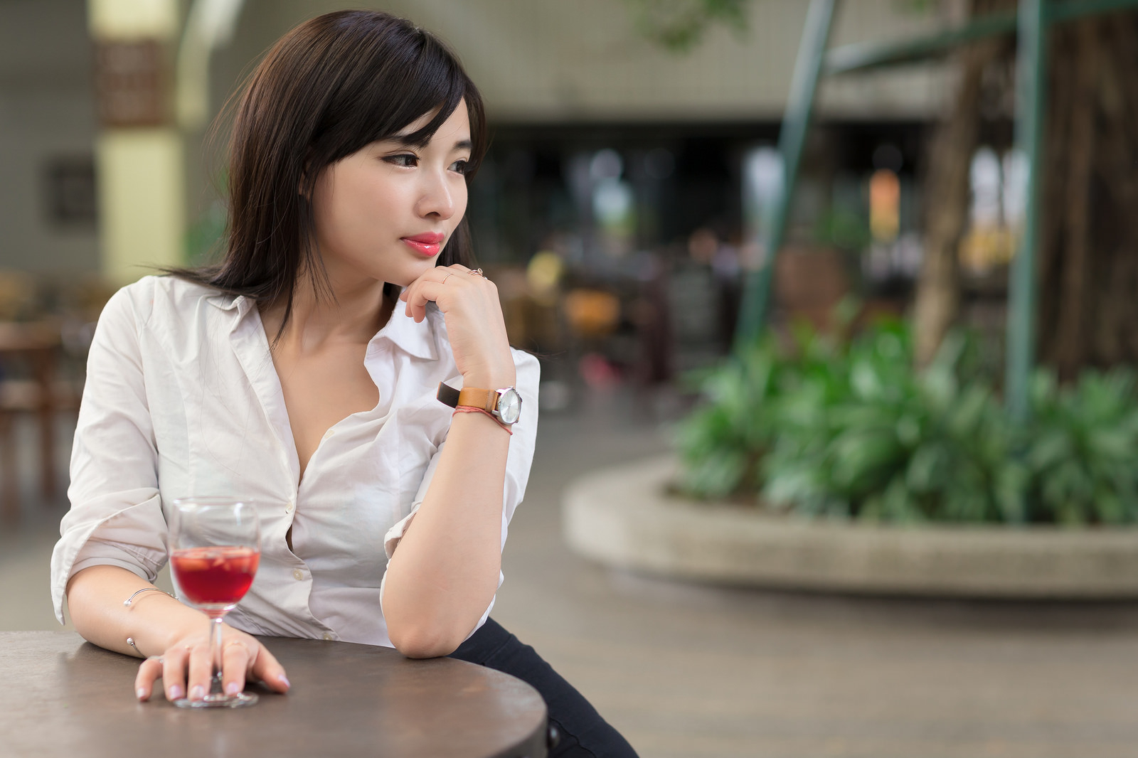 办公室里美艳诱人户外清新亮丽的OL