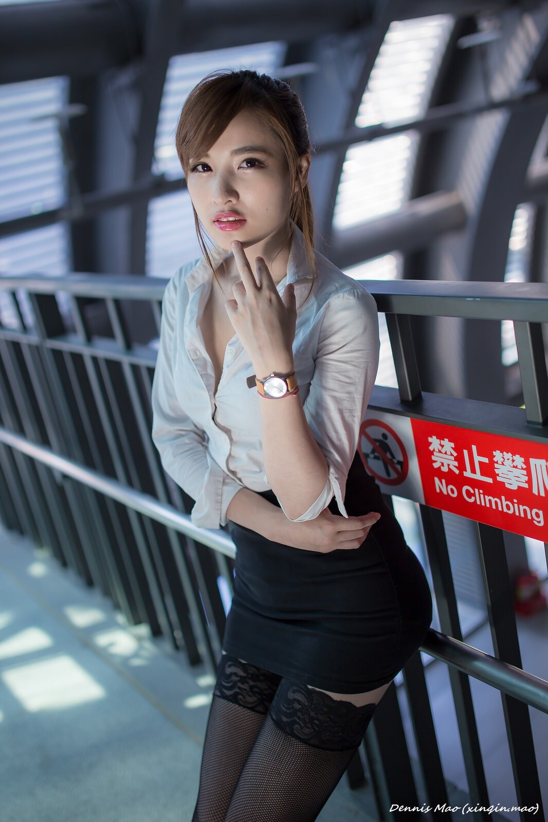 办公室里美艳诱人户外清新亮丽的OL