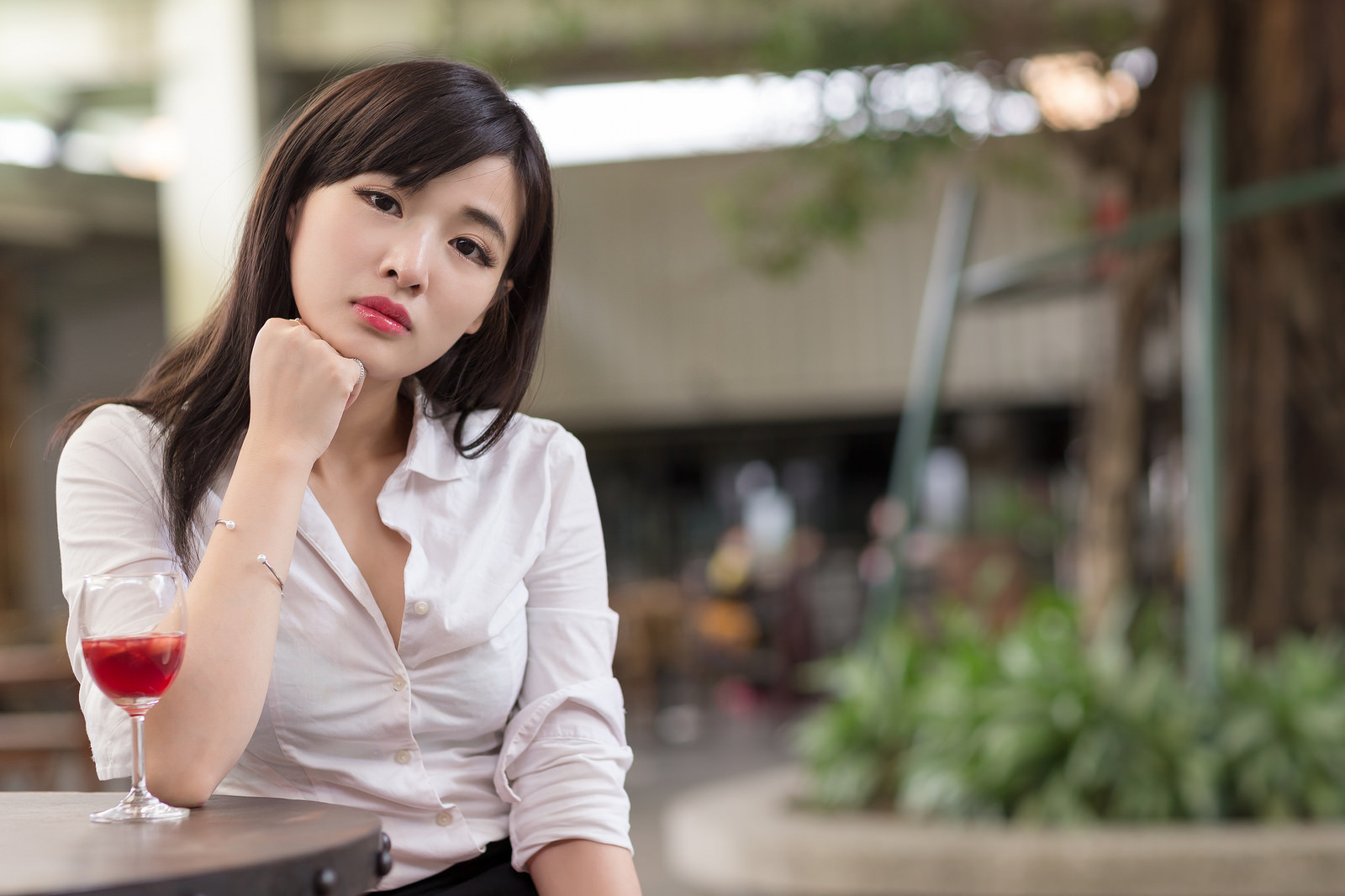 办公室里美艳诱人户外清新亮丽的OL