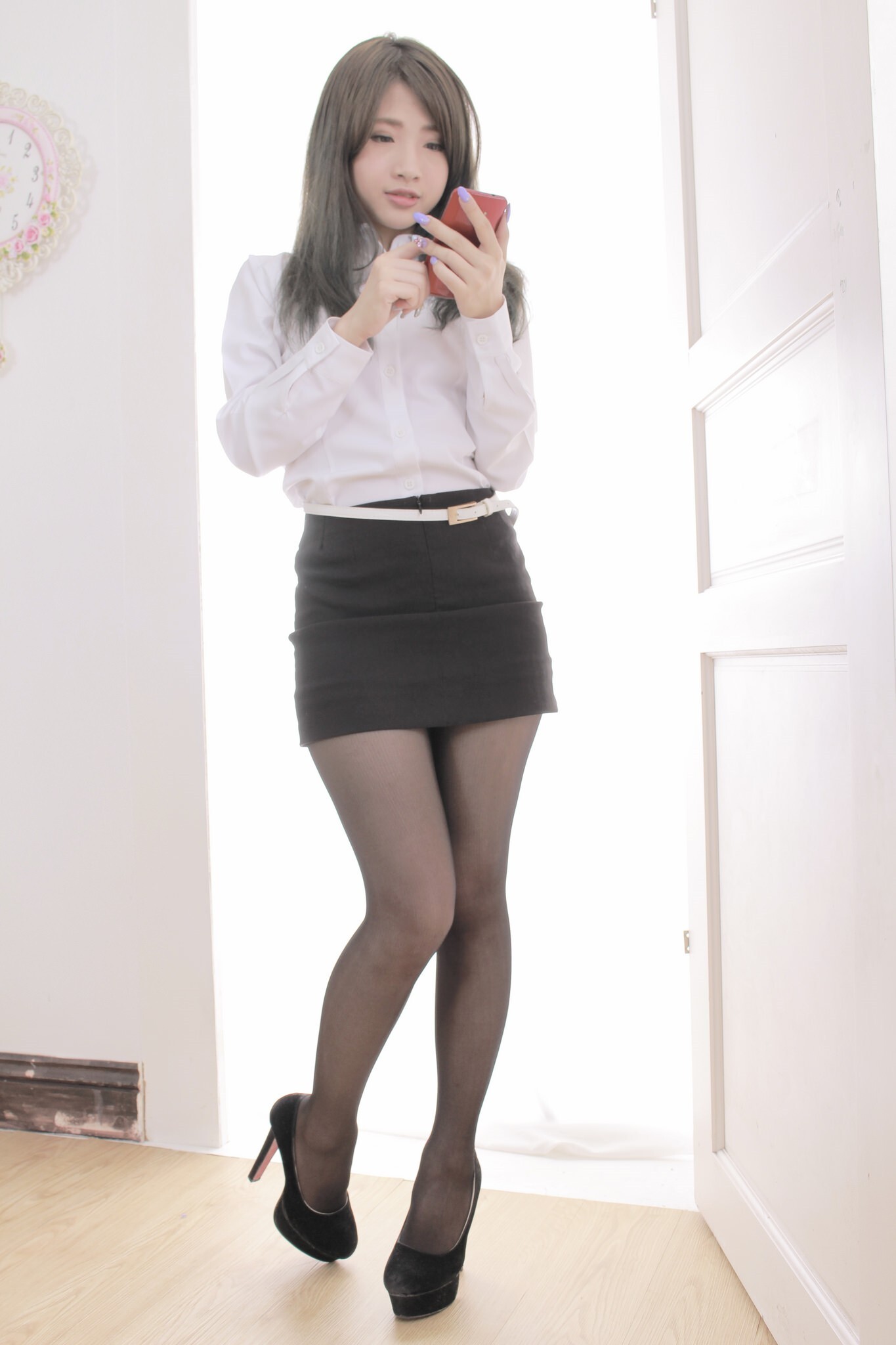 办公室里美艳诱人户外清新亮丽的OL