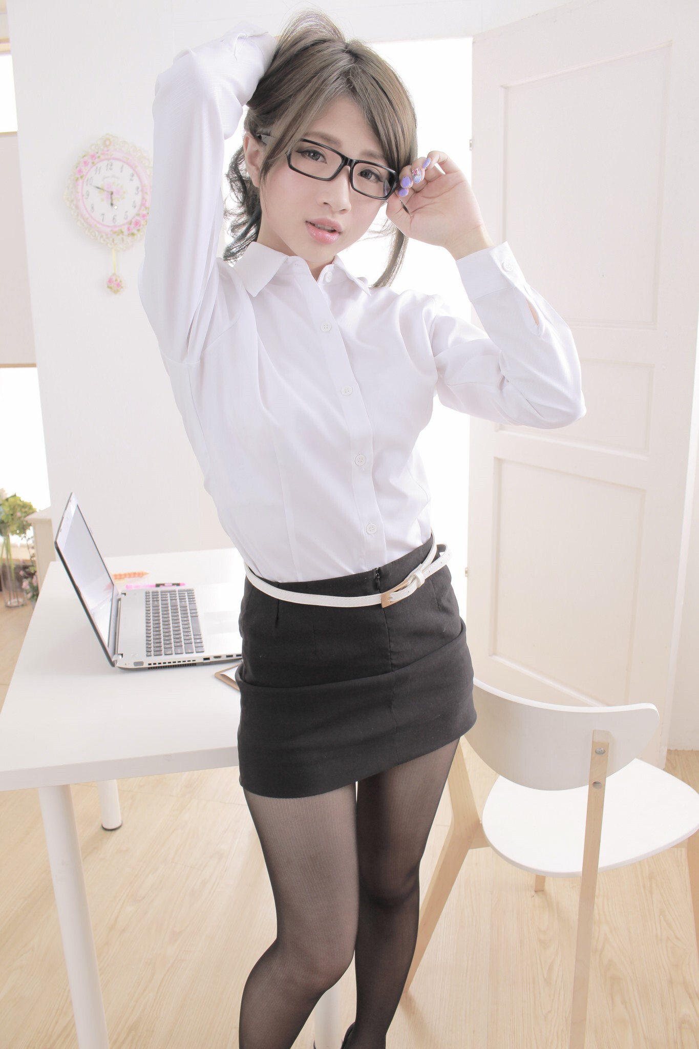 办公室里美艳诱人户外清新亮丽的OL