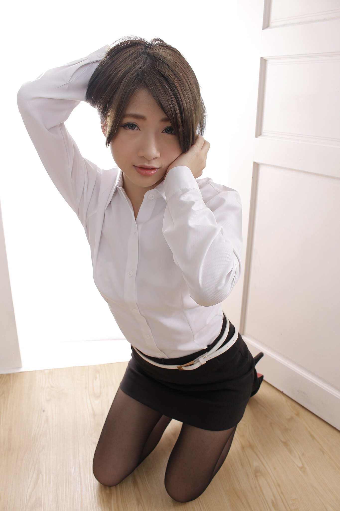 办公室里美艳诱人户外清新亮丽的OL