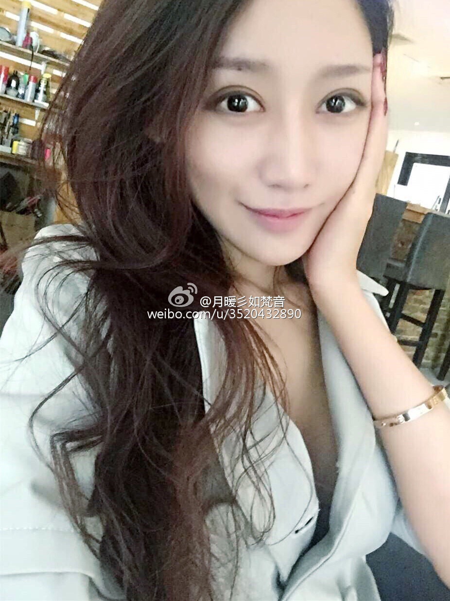 微博女神月暖彡如梵音黑丝美腿写真