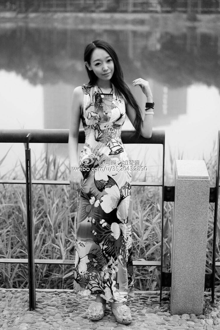 微博女神月暖彡如梵音黑丝美腿写真