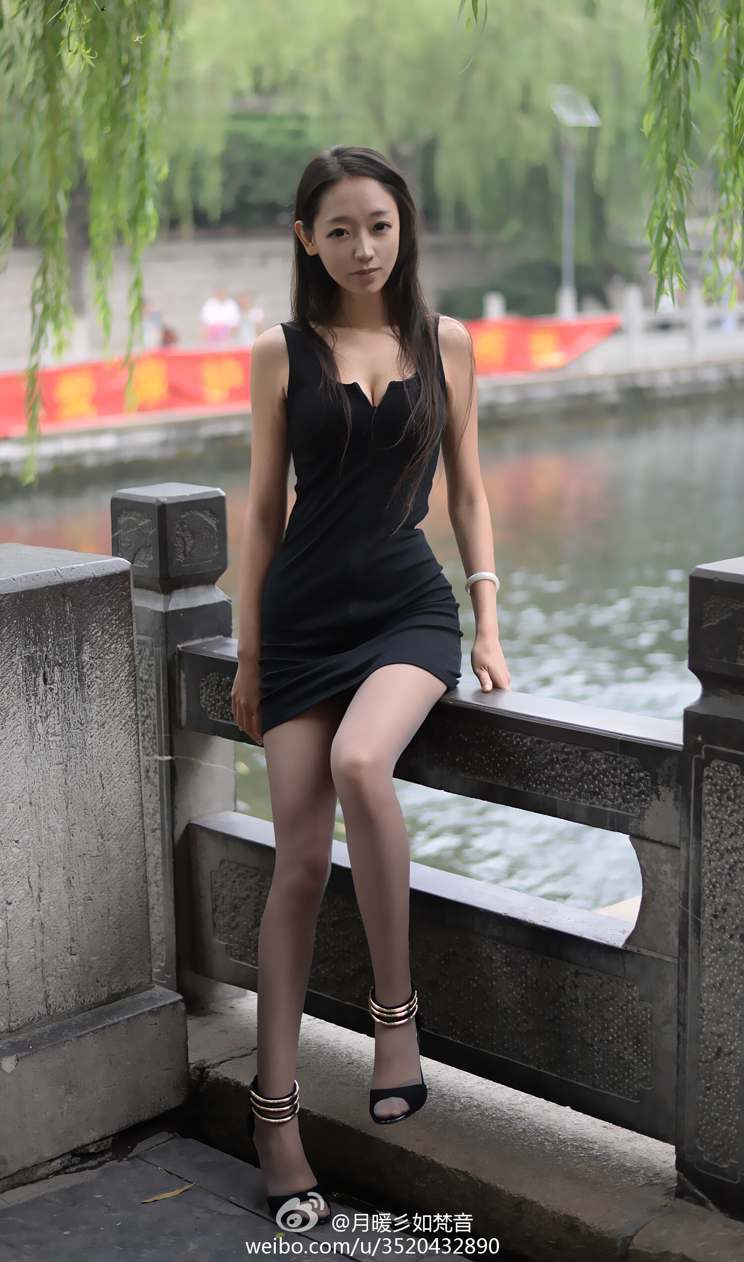 微博女神月暖彡如梵音黑丝美腿写真