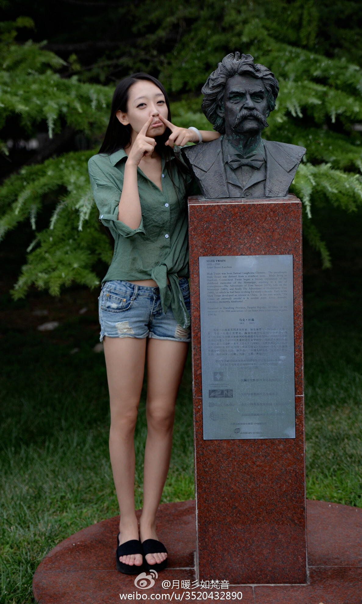 微博女神月暖彡如梵音黑丝美腿写真