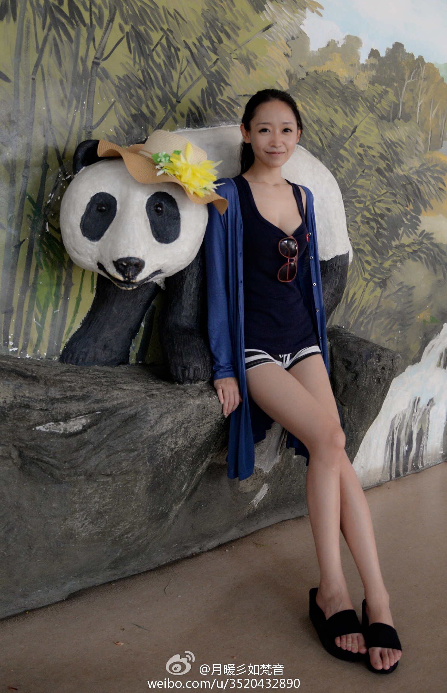 微博女神月暖彡如梵音黑丝美腿写真