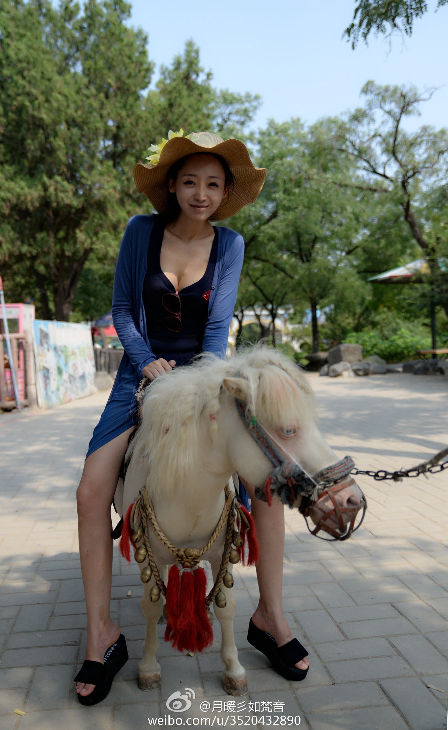 微博女神月暖彡如梵音黑丝美腿写真