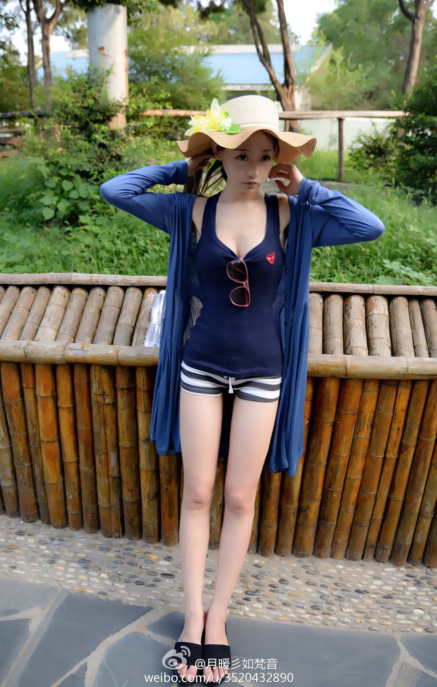 微博女神月暖彡如梵音黑丝美腿写真