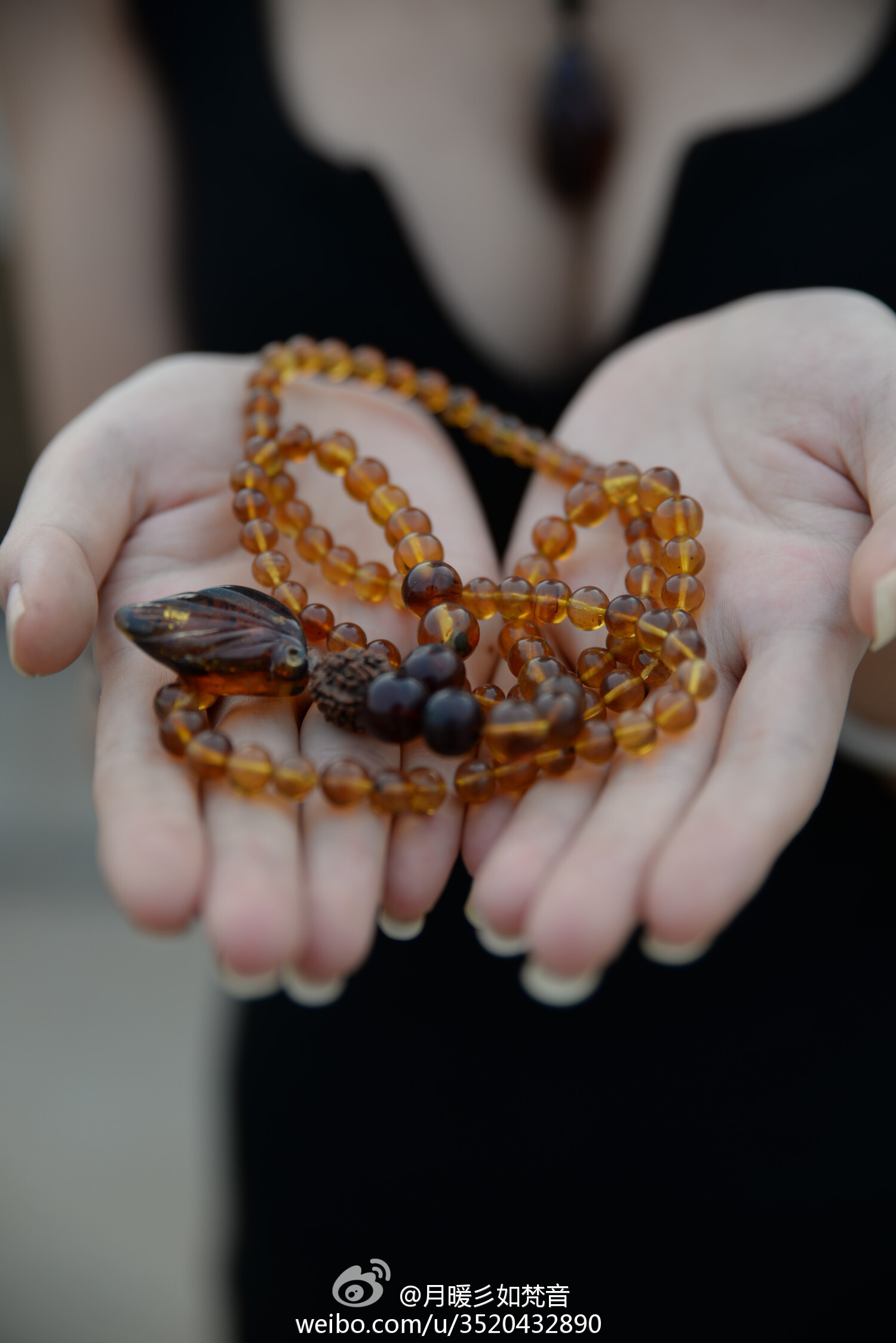 微博女神月暖彡如梵音黑丝美腿写真