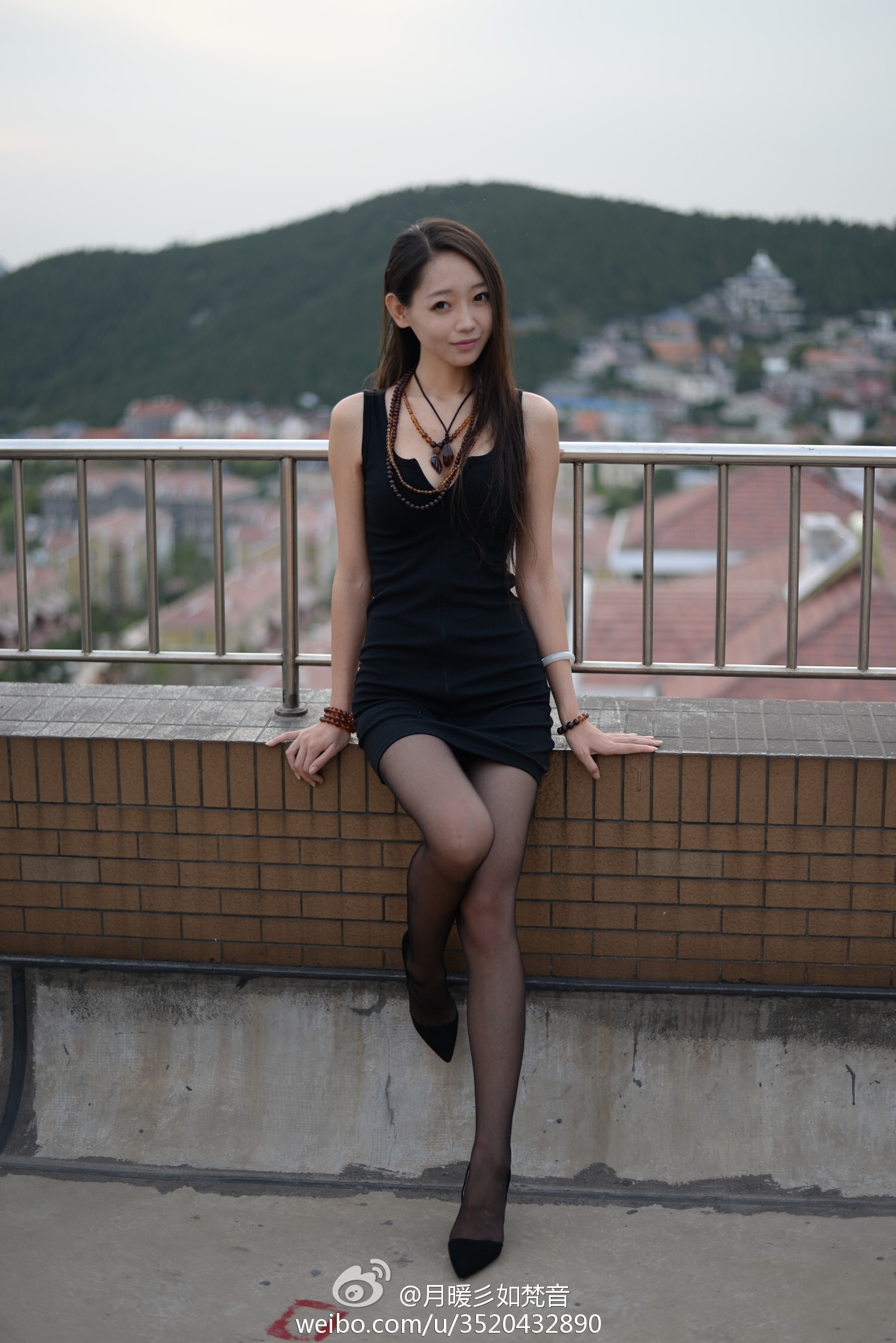 微博女神月暖彡如梵音黑丝美腿写真