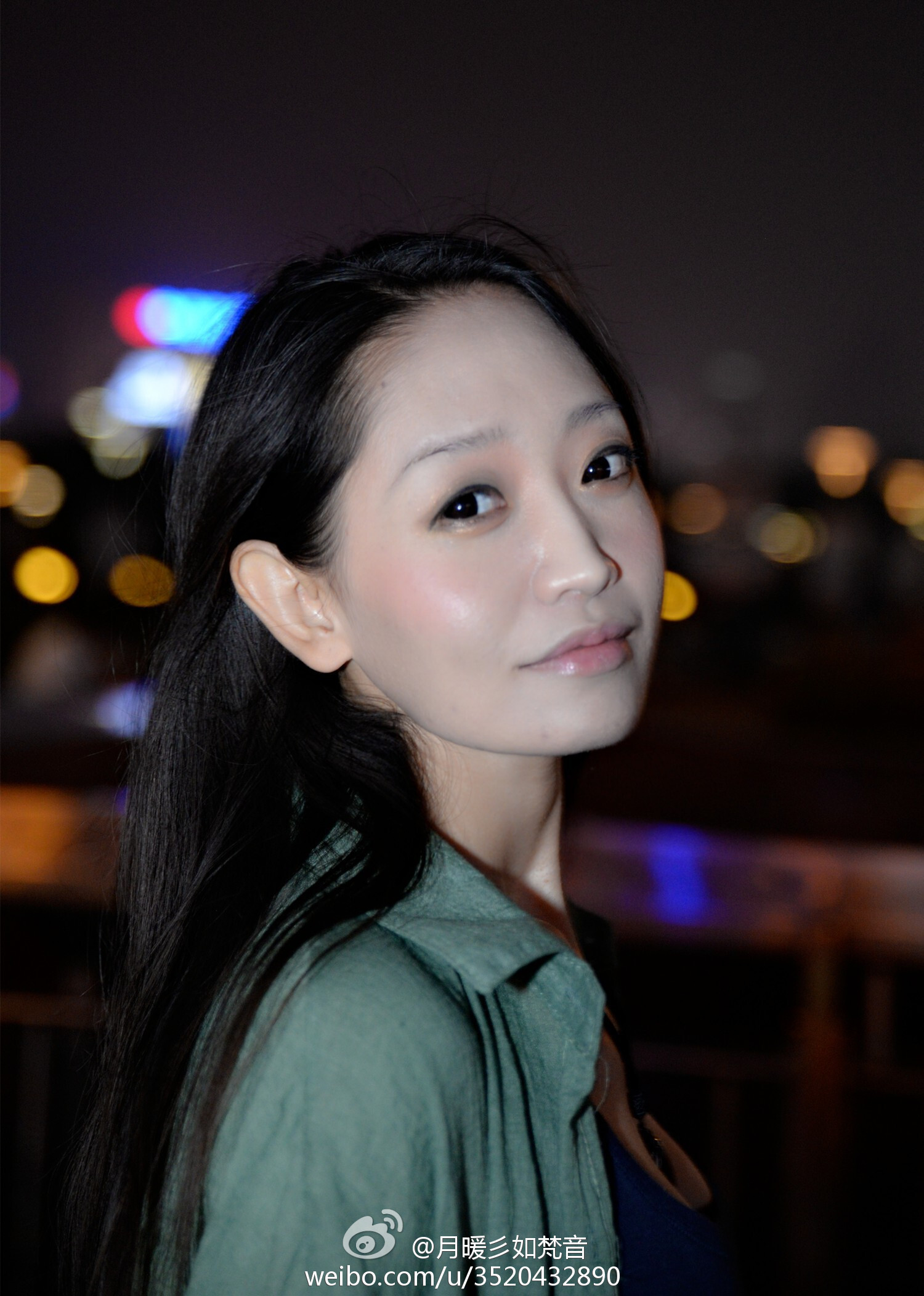 微博女神月暖彡如梵音黑丝美腿写真