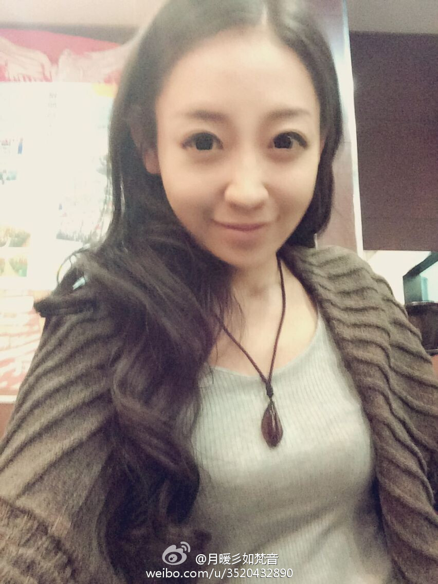 微博女神月暖彡如梵音黑丝美腿写真