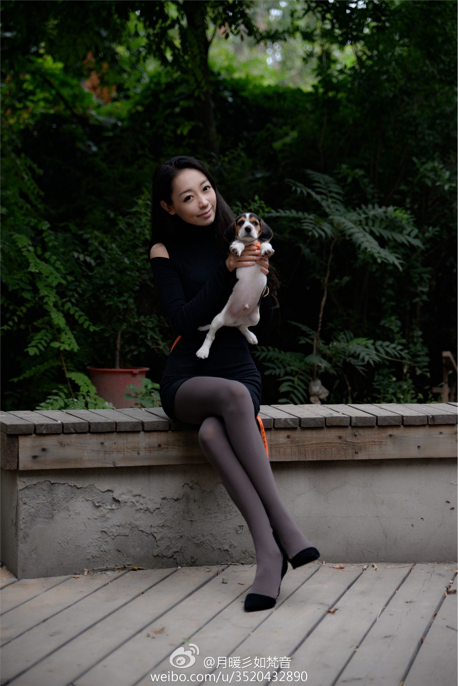 微博女神月暖彡如梵音黑丝美腿写真