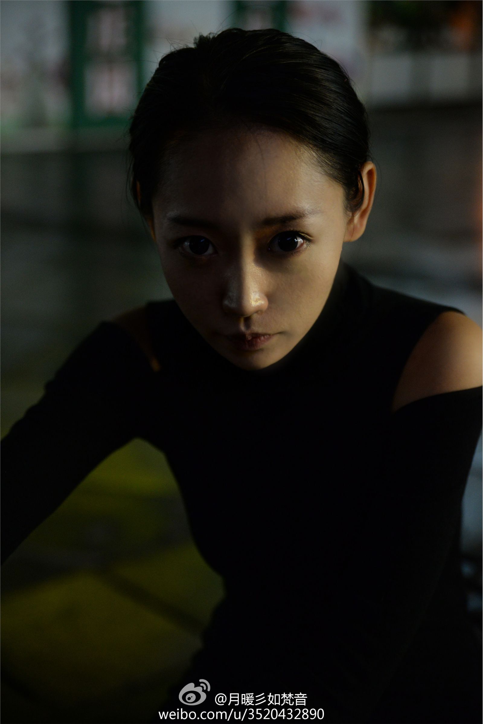 微博女神月暖彡如梵音黑丝美腿写真