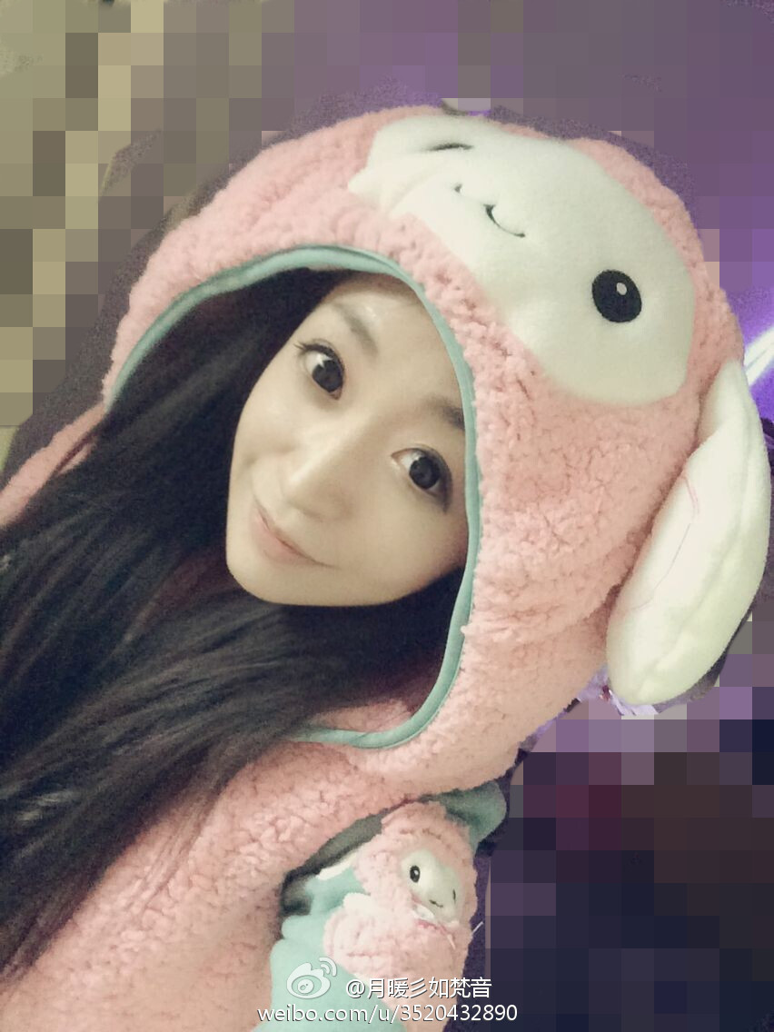 微博女神月暖彡如梵音黑丝美腿写真