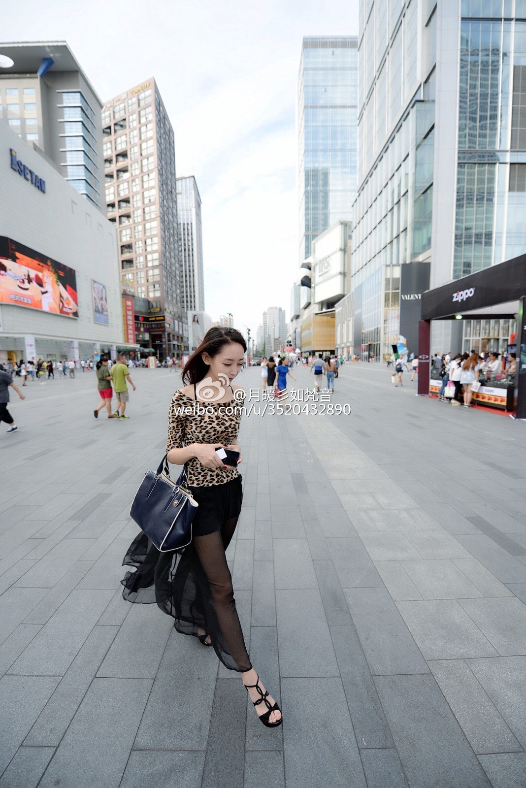 微博女神月暖彡如梵音黑丝美腿写真