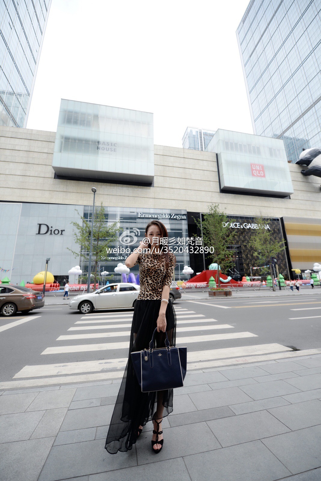 微博女神月暖彡如梵音黑丝美腿写真