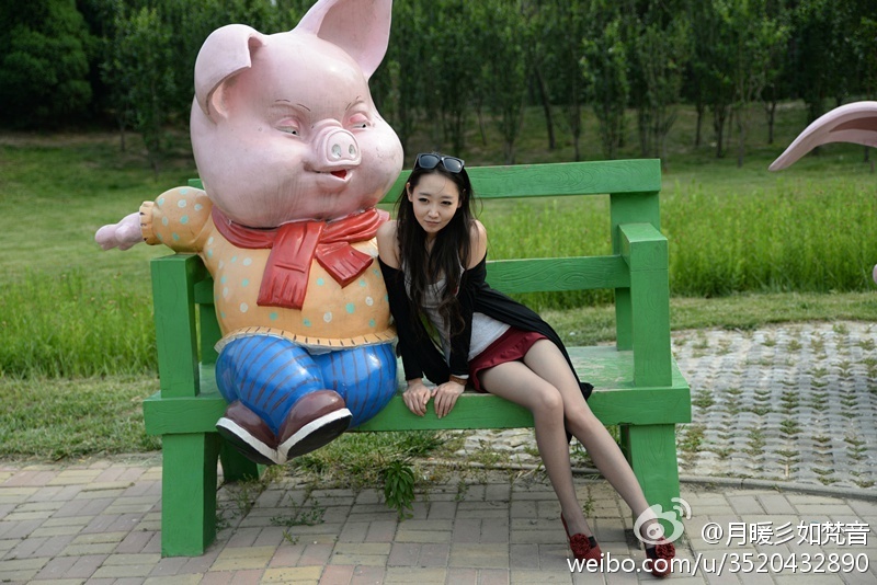 微博女神月暖彡如梵音黑丝美腿写真