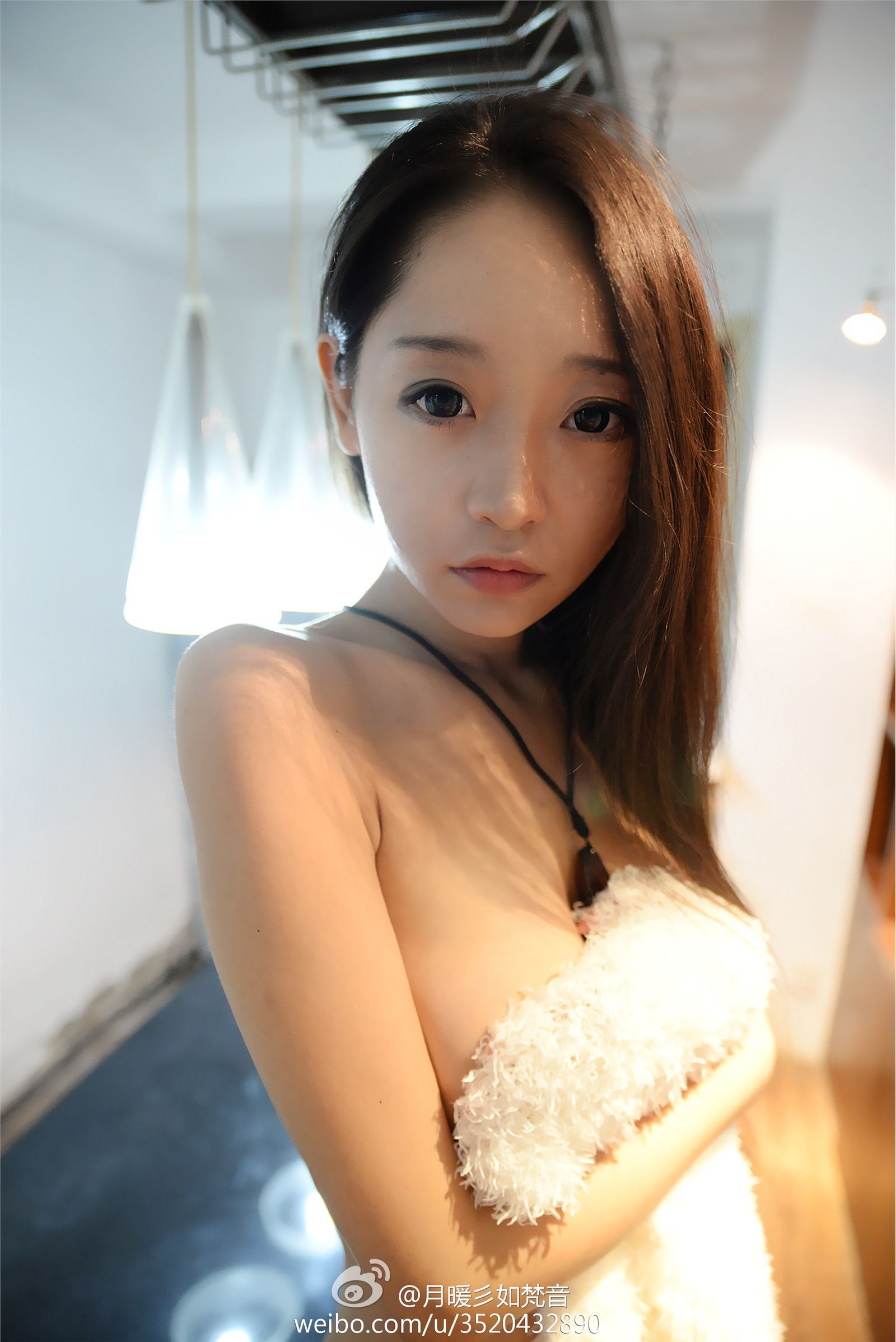 微博女神月暖彡如梵音黑丝美腿写真