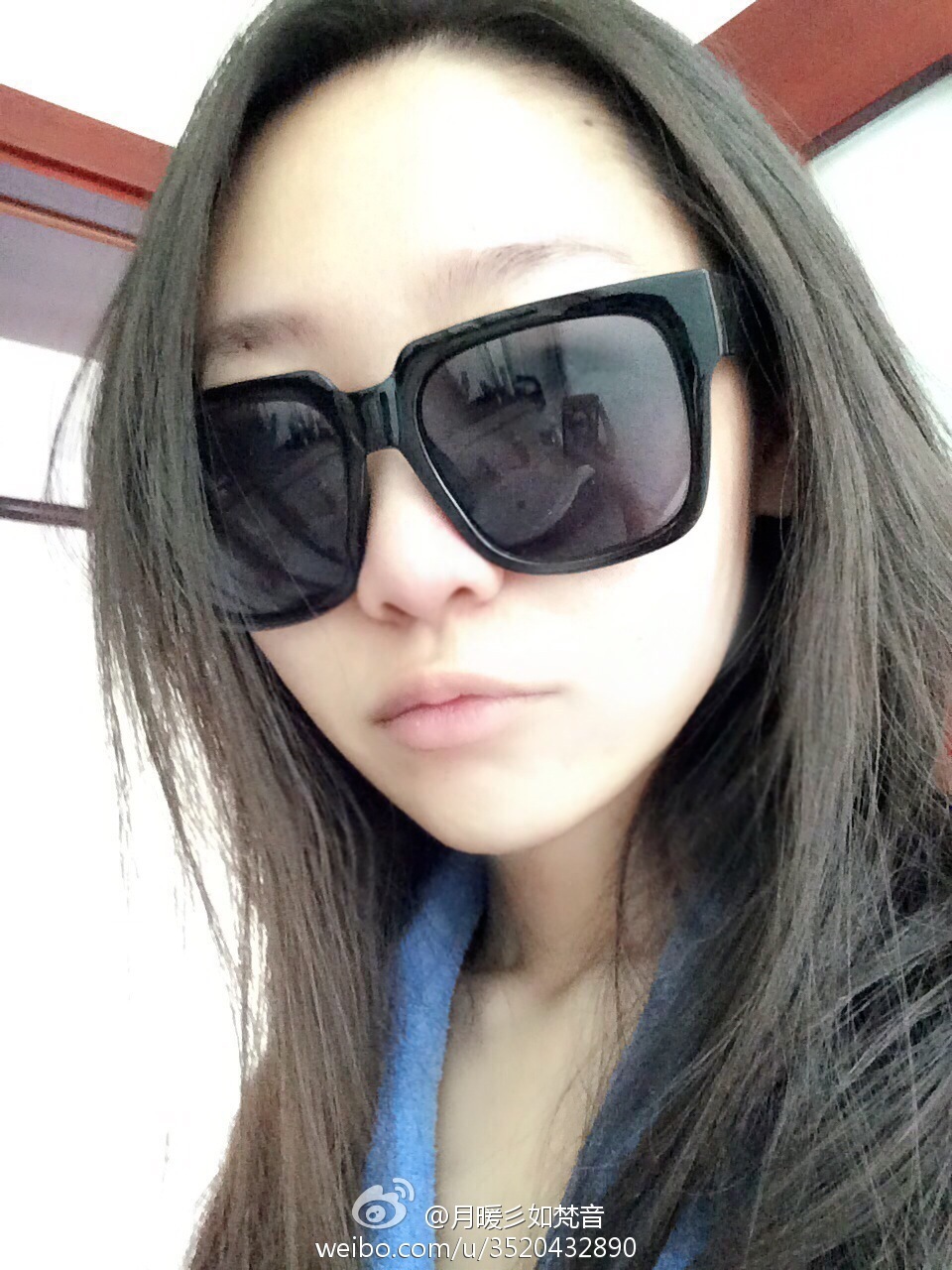 微博女神月暖彡如梵音黑丝美腿写真