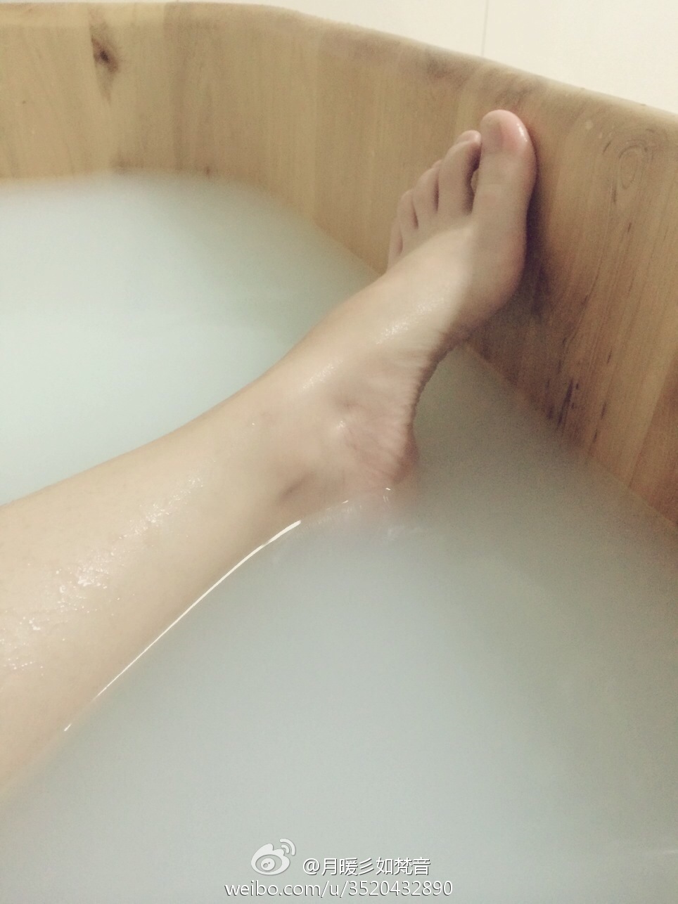 微博女神月暖彡如梵音黑丝美腿写真