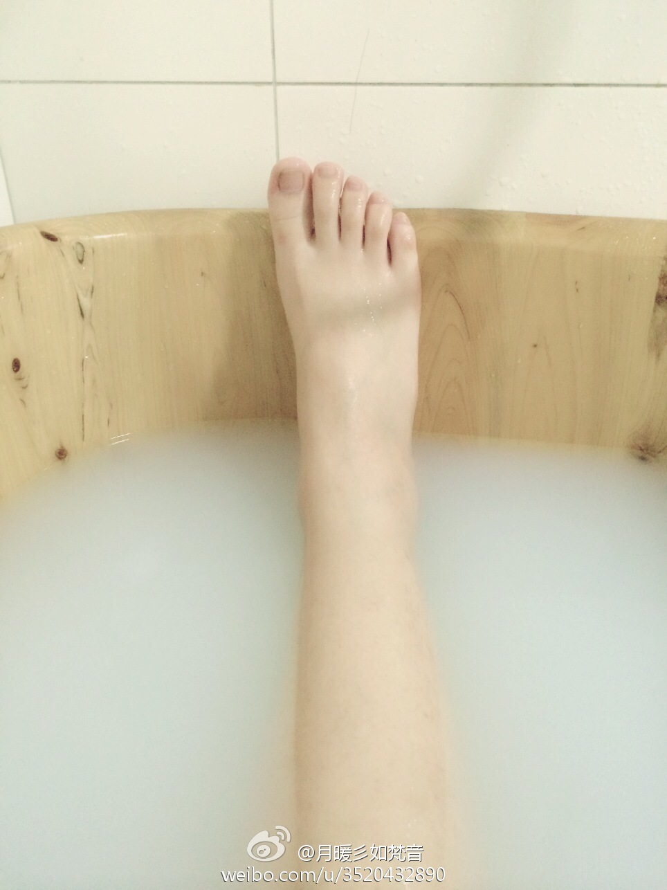 微博女神月暖彡如梵音黑丝美腿写真