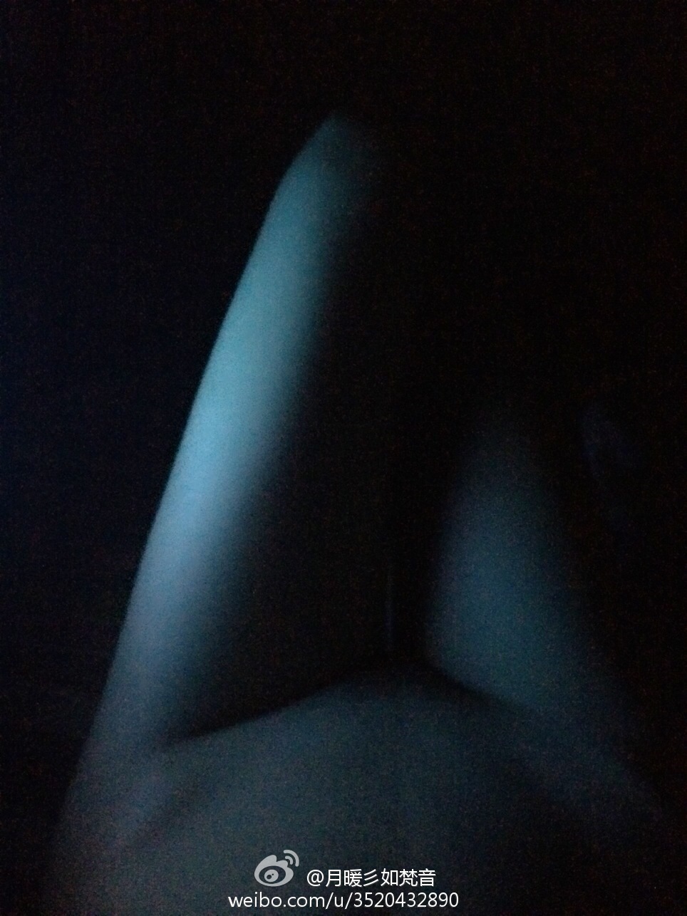 微博女神月暖彡如梵音黑丝美腿写真