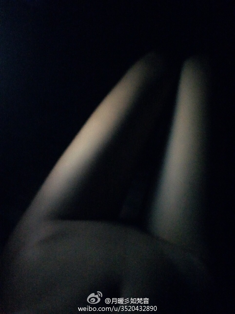 微博女神月暖彡如梵音黑丝美腿写真