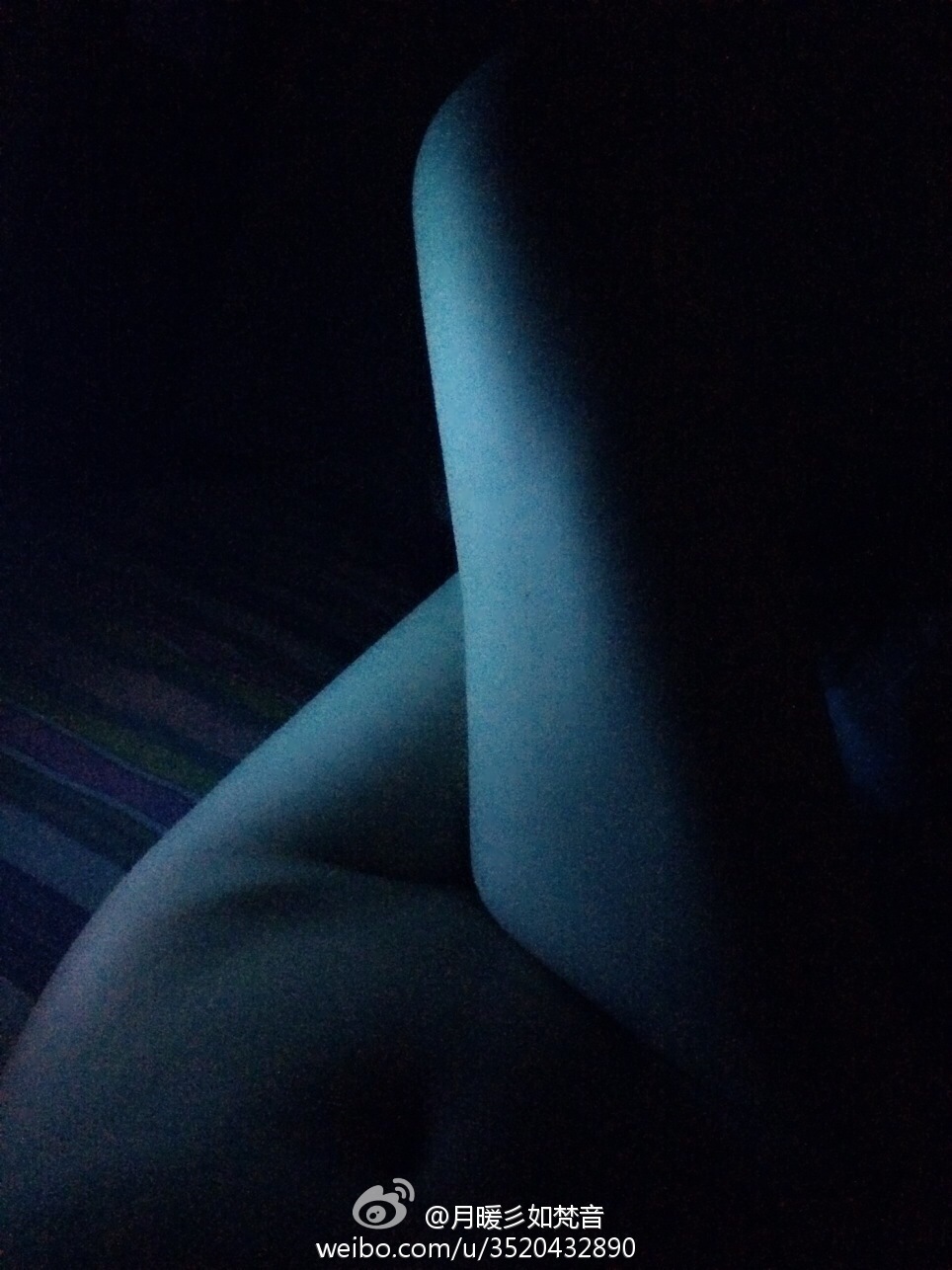 微博女神月暖彡如梵音黑丝美腿写真