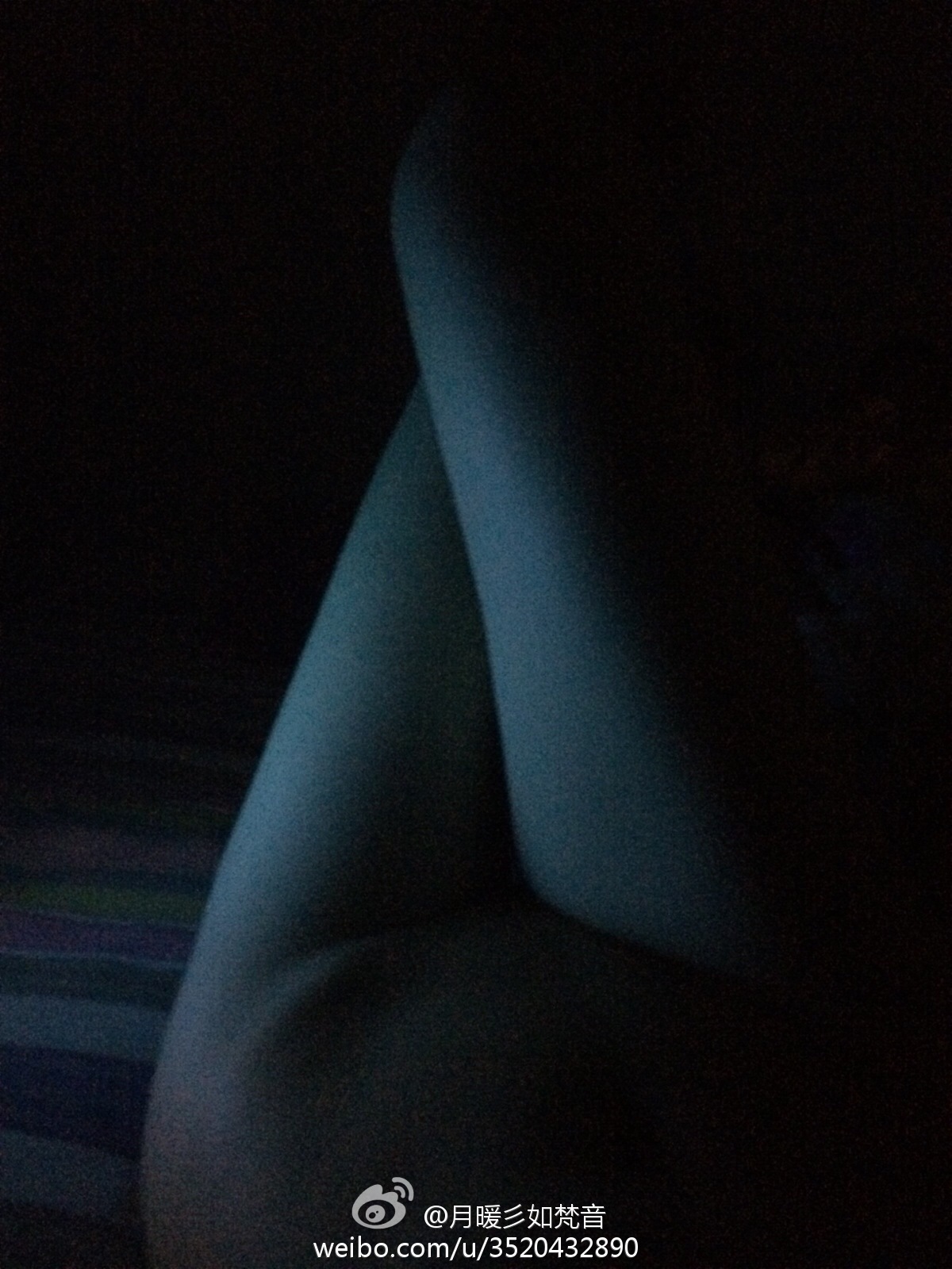 微博女神月暖彡如梵音黑丝美腿写真