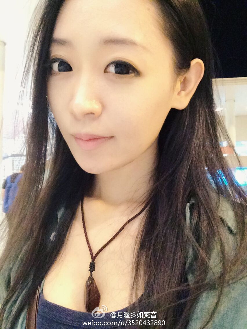 微博女神月暖彡如梵音黑丝美腿写真
