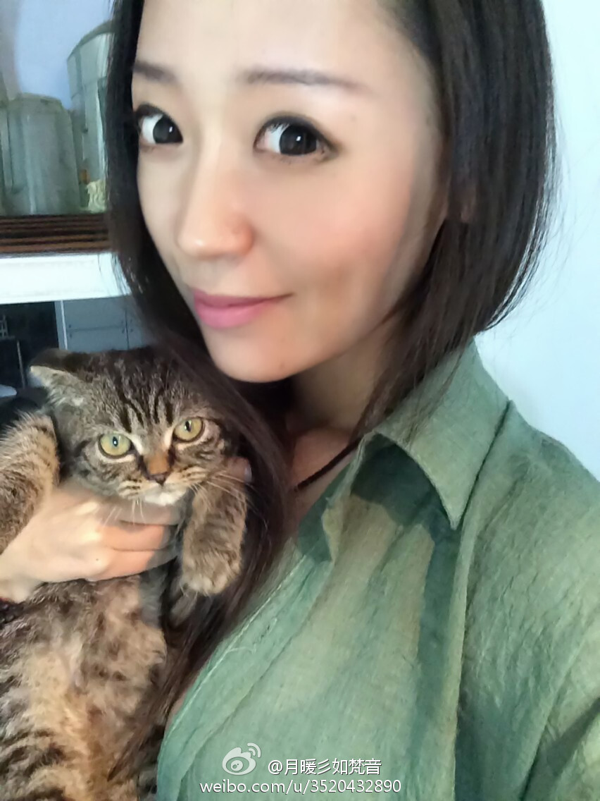 微博女神月暖彡如梵音黑丝美腿写真