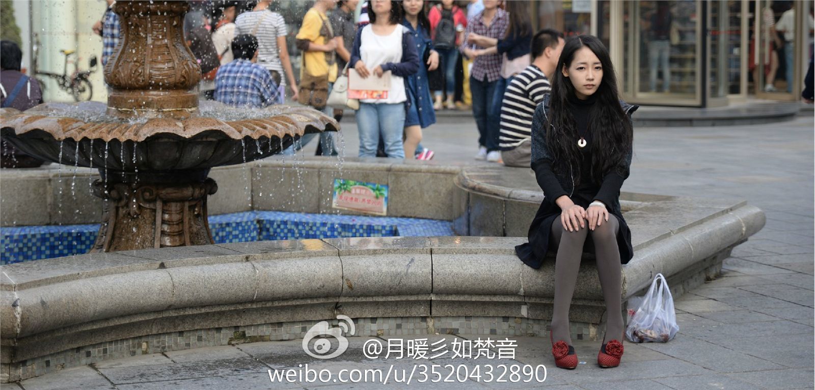 微博女神月暖彡如梵音黑丝美腿写真