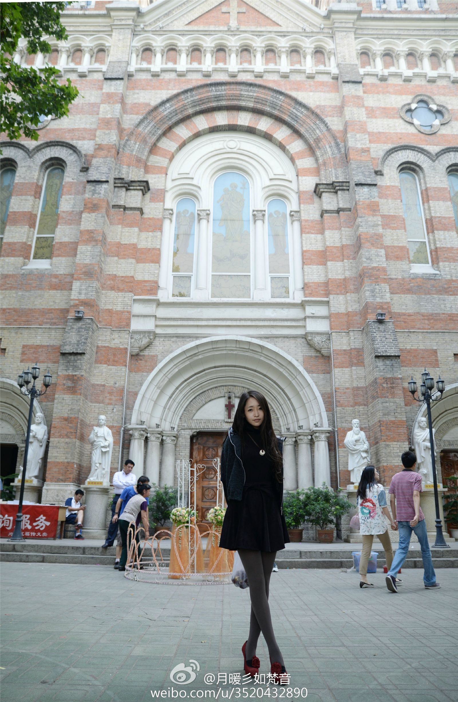 微博女神月暖彡如梵音黑丝美腿写真