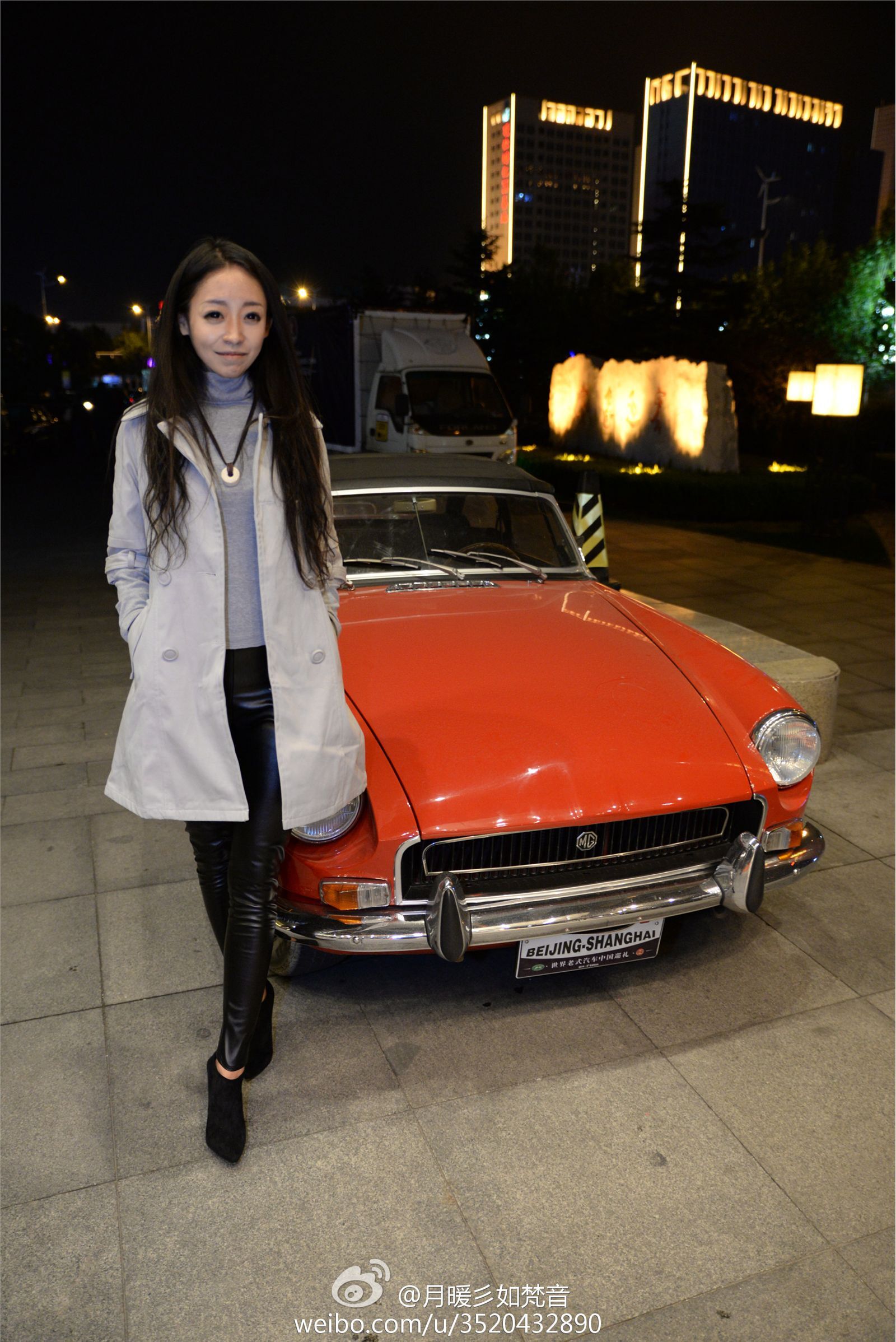 微博女神月暖彡如梵音黑丝美腿写真