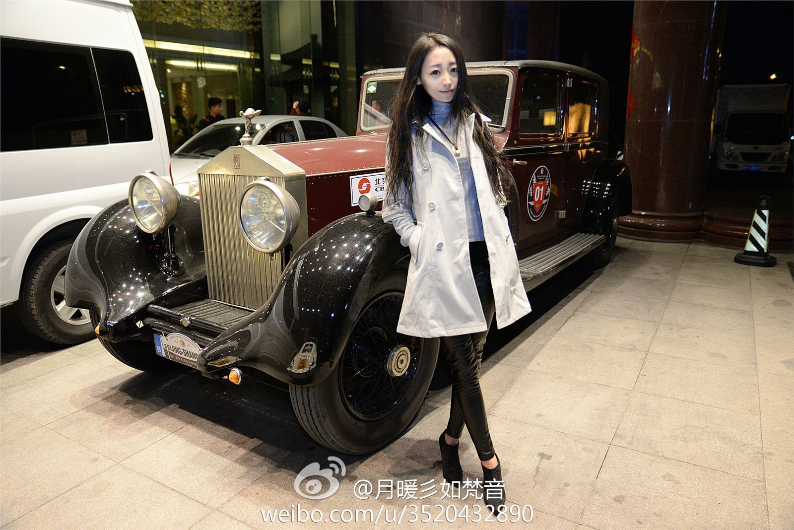 微博女神月暖彡如梵音黑丝美腿写真