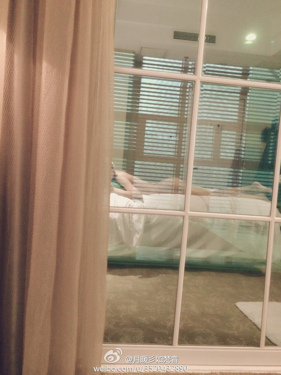 微博女神月暖彡如梵音黑丝美腿写真