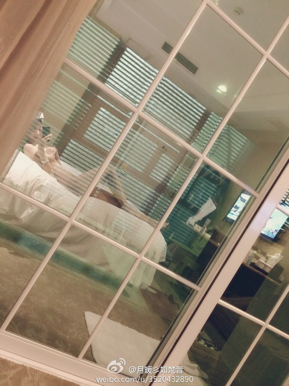 微博女神月暖彡如梵音黑丝美腿写真