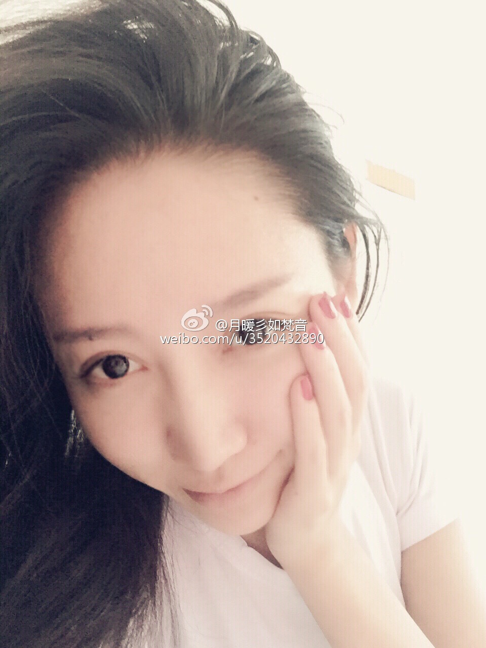 微博女神月暖彡如梵音黑丝美腿写真