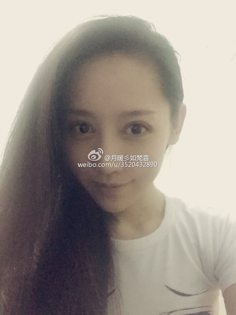 微博女神月暖彡如梵音黑丝美腿写真