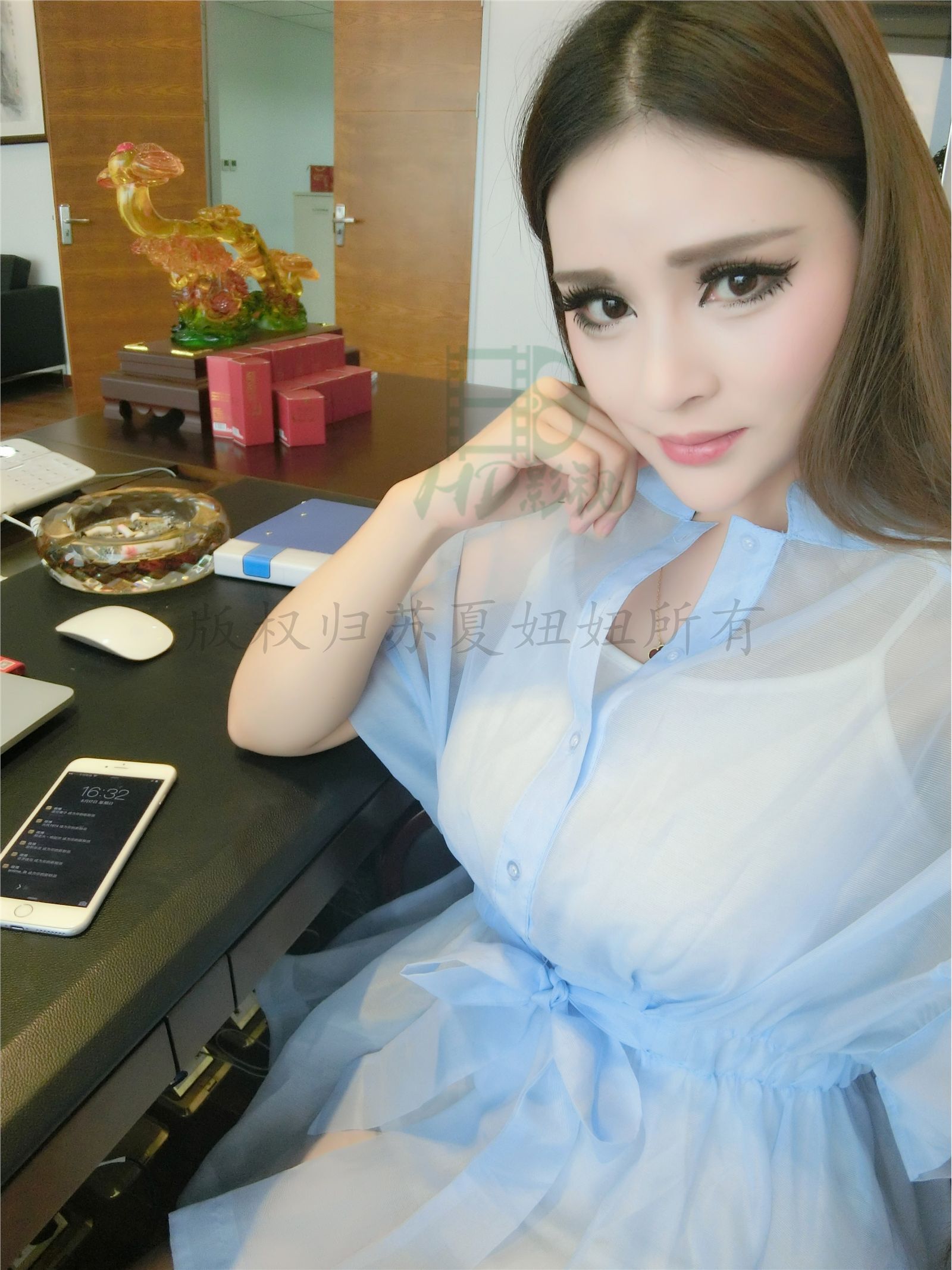 网络红人苏夏妞妞最新微博工作图集 工作状态