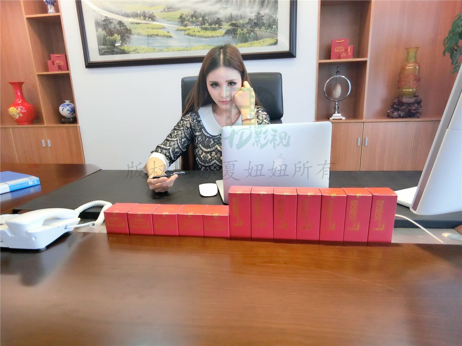 网络红人苏夏妞妞最新微博工作图集 工作状态