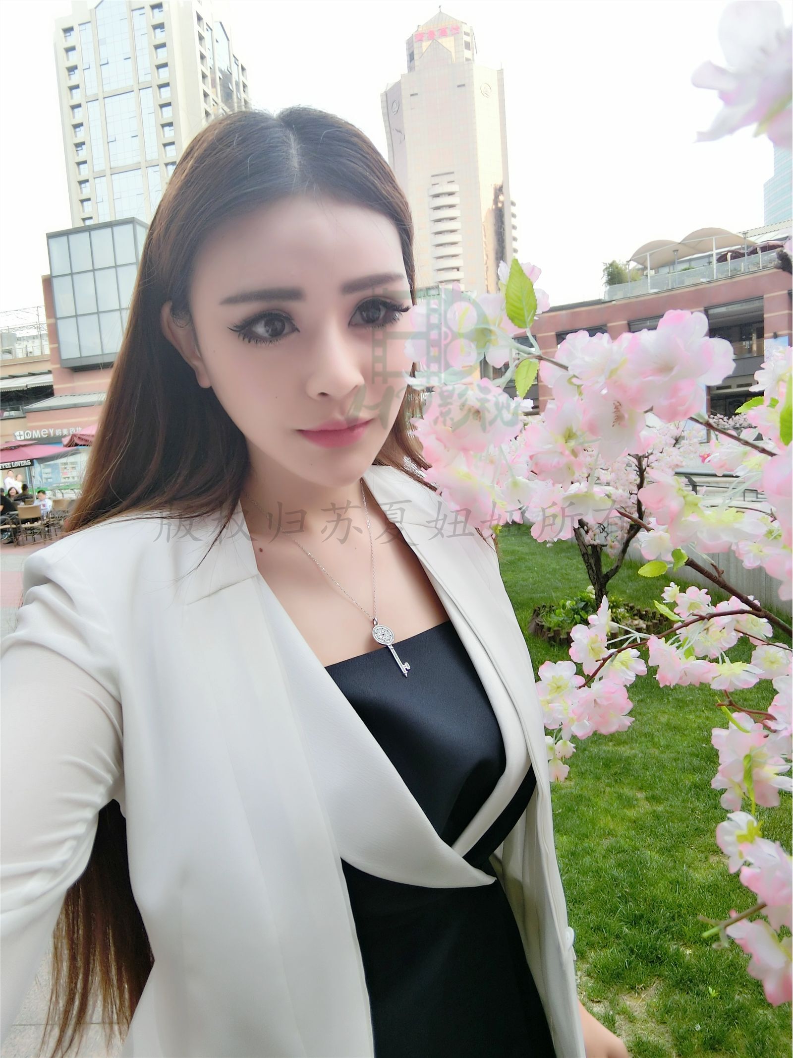 网络红人苏夏妞妞最新微博工作图集 工作状态